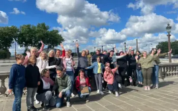 Busreise-Frankreich-Paris-Gruppenfoto-Gäste-Spaß