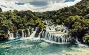 Drohnenaufnahme-wasserfälle-krka-nationalpark-kroatien-novalja-partyurlaub-sommer-ausflüge-