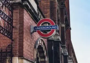 Underground-Schild-Straße-U-Bahn-öffentliches-Verkehrsmittel-leuchtschild-london