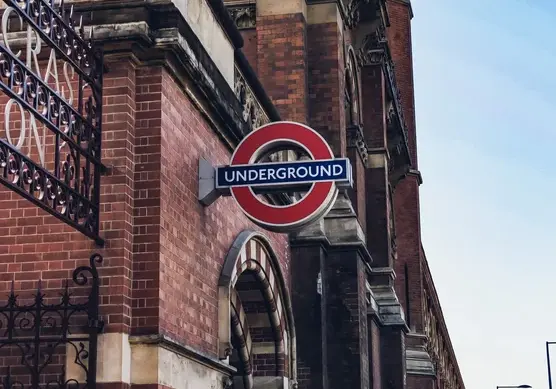 Underground-Schild-Straße-U-Bahn-öffentliches-Verkehrsmittel-leuchtschild-london