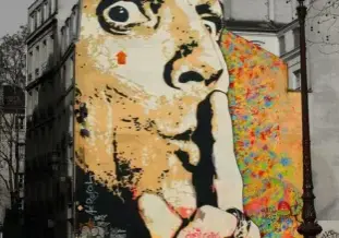 staedtereise-busreise-frankreich-paris-reisefuehrer-espace-dali-graffiti-hauswand