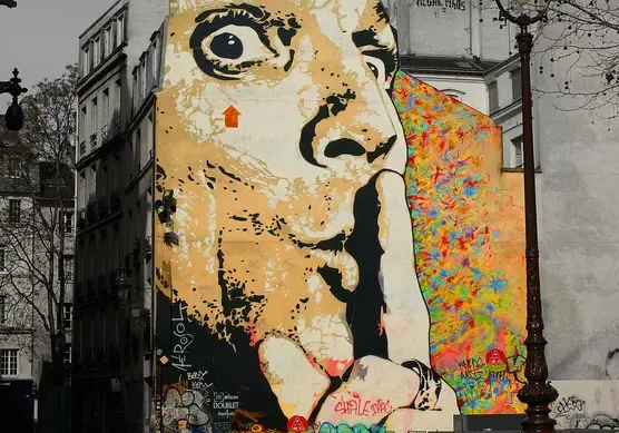 staedtereise-busreise-frankreich-paris-reisefuehrer-espace-dali-graffiti-hauswand