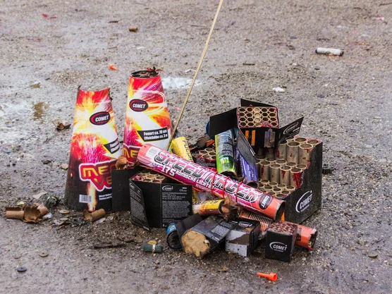 benutzte-feuerwerk-böller-auf-strasse