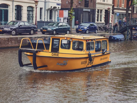 bootstaxi-auf-den-kanaelen-von-amsterdam