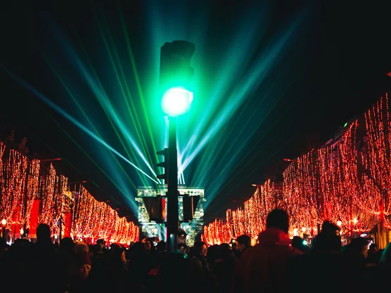 champs-elysee-silvester-beleuchtung-lichtershow-tirumphbogen-pairs