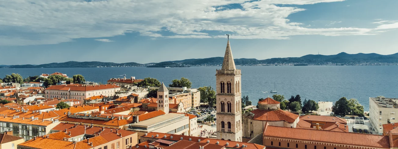 drohnenaufnahme-zadar-altstadt-kirche-inseln-meer-kroatien-sommer-partyurlaub