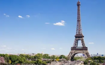 eiffelturm-paris-gebaeude-aussicht-frankreich-himmel-urlaub