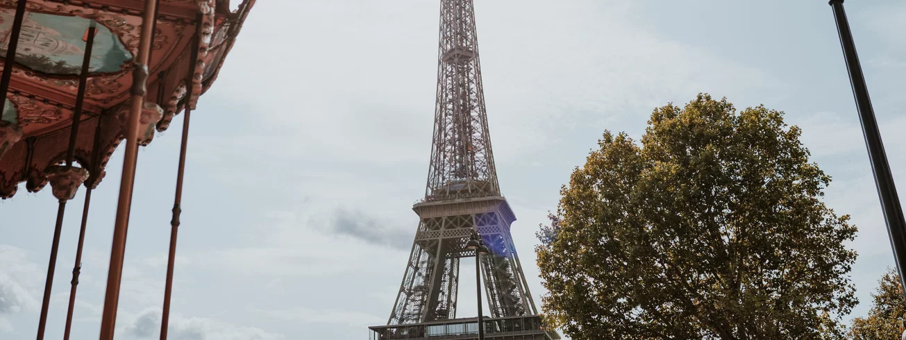 frankreich-paris-stadtereise-busreise-eiffelturm-karussel