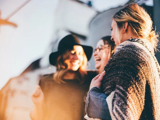 frauen-diskutieren-zusammen