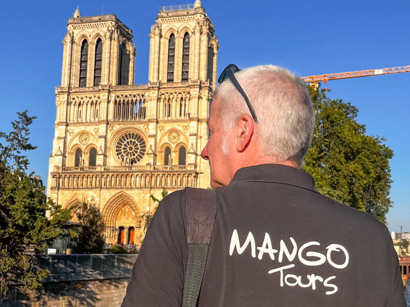MANGO Tours Reiseleiter beim Versailles Ausflug von Paris