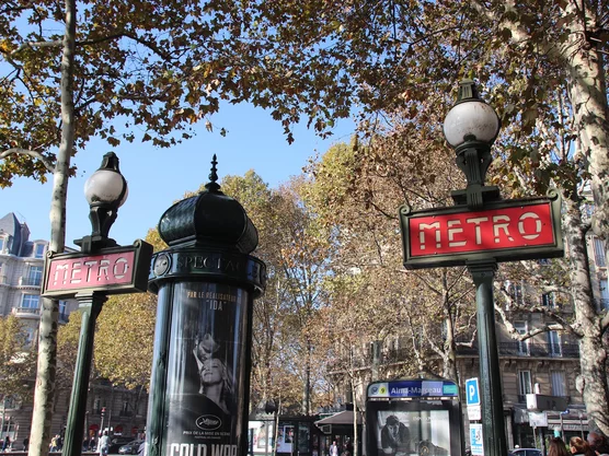 metro-eingang-paris