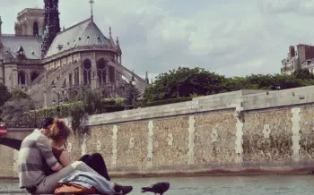 paar-liebe-valentinstag-paris-staedtereise-busreise-seine-notre-dame