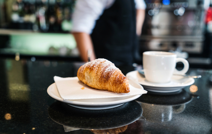 Kaffee mit Croissant zum Frühstück mit Mango Tours