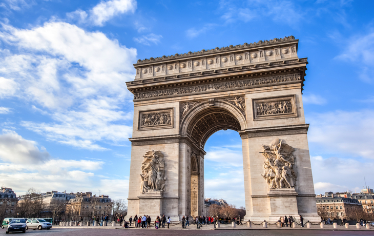 Arc de Triomphe in Paris bei schönem Wetter