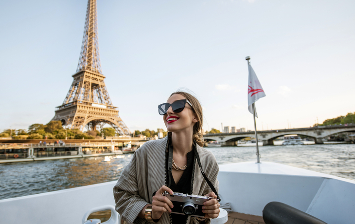 Frau auf dem Boot in Paris