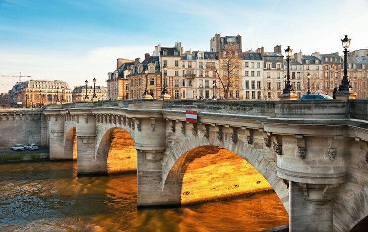 Brücke Pont neuf in Paris bei Abendrot