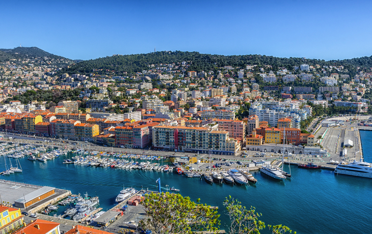  Nizza Hafen und Gebäude in den Bergen mit Mango Tours