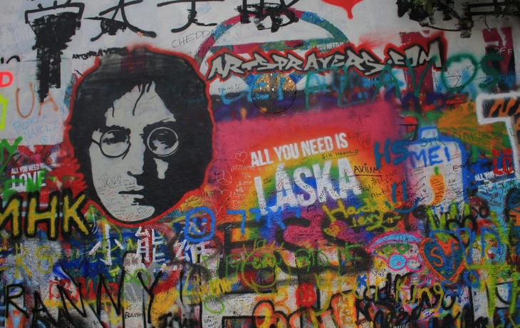  John-Lennon-Mauer mit Mango Tours