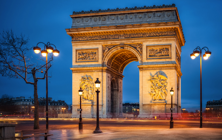 Arc de Triomphe bei Nacht mit Mango Tours