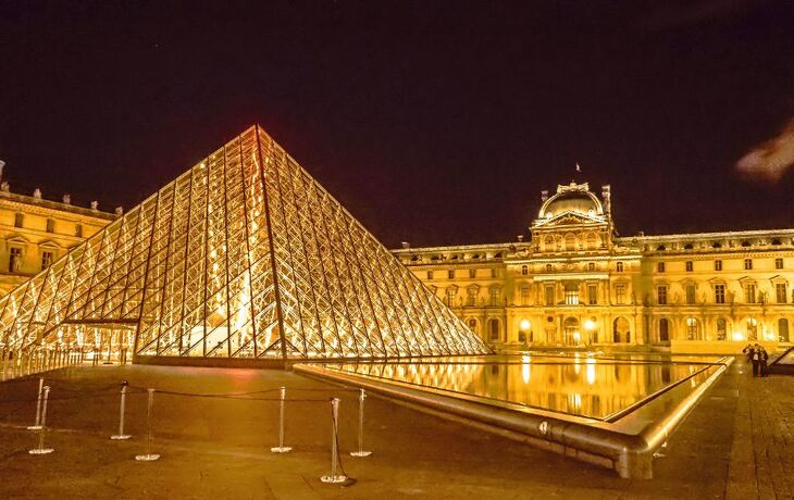 Louvre bei nacht in Paris mit Mango Tours