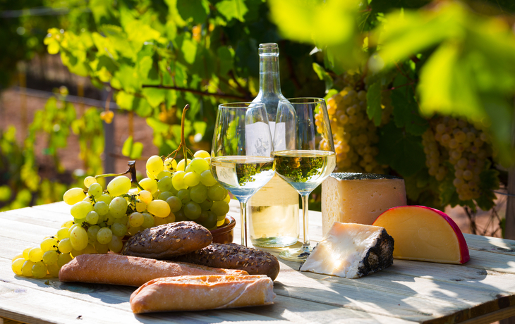 Wein und Baguette auf dem Wochenendmarkt in Paris mit Mango Tours