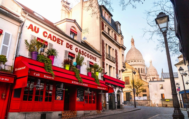 Cafe im Künstlerviertel Mont Matre in Paris mit Mango Tours