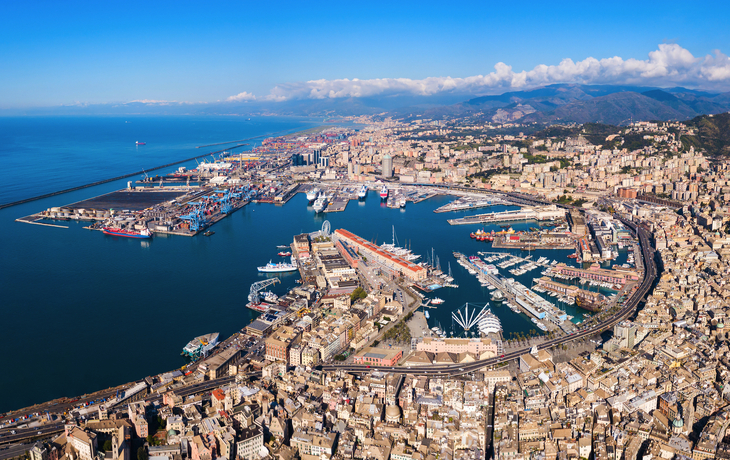 Luftaufnahme des Hafens von Genua mit Mango Tours