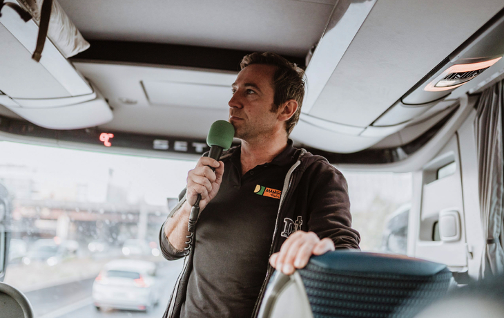 Reiseleiter bei Stadtrundfahrt mit Mango Tours