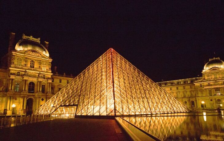 Lichterrundfahrt am Louvre Paris mit Mangotours