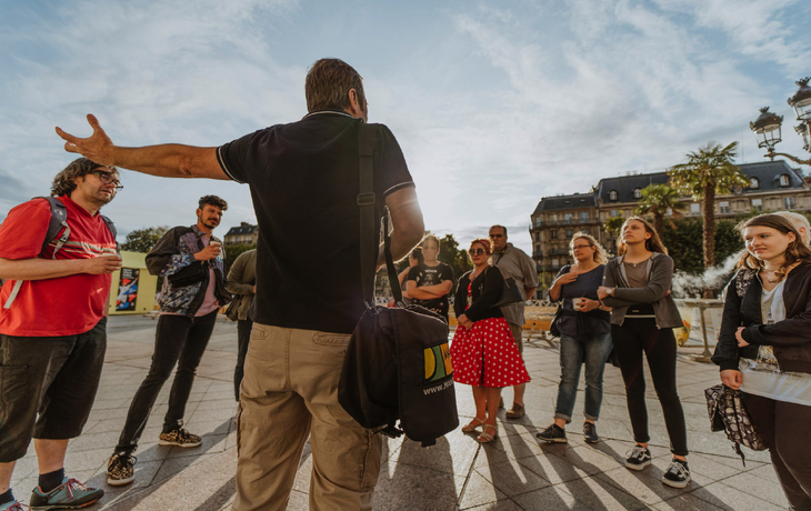 Reiseleiter bei Stadtrundgang mit Mango Tours