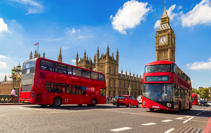 Big Ben, Westminster Bridge und rote Doppeldeckerbusse in London