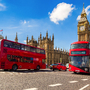 Big Ben, Westminster Bridge und rote Doppeldeckerbusse in London