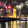 Feuerwerk über dem Big Ben und Westminster Brücke in London, Vereinigtes Königreich