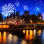Silvester-Feuerwerk über dem Pariser Rathaus