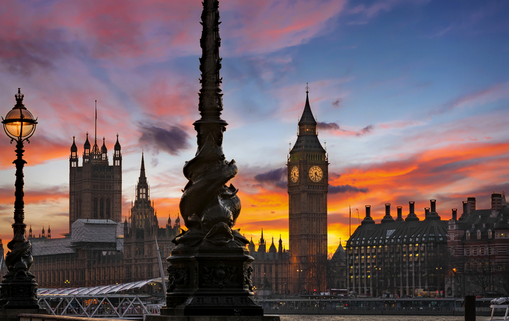 Westminster und der Big Ben in London nach Sonnenuntergang