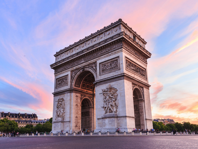 Pariser arc de triomphe mit Mango Tours