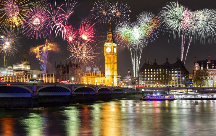Feuerwerk über Big Ben und Themse bei Nacht.