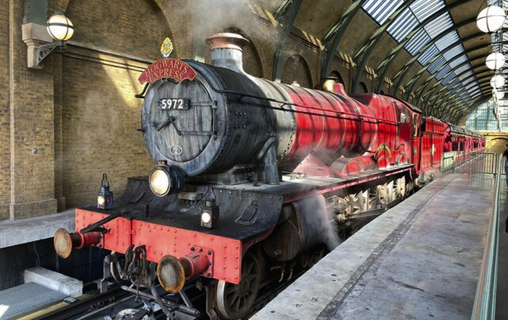 Der Hogwarts Express in den Warner Bros. Studios London – die legendäre Dampflok aus den Harry-Potter-Filmen am Bahnsteig 9 ¾