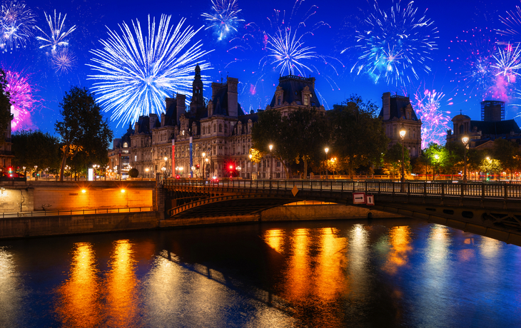 Silvester-Feuerwerk über dem Pariser Rathaus