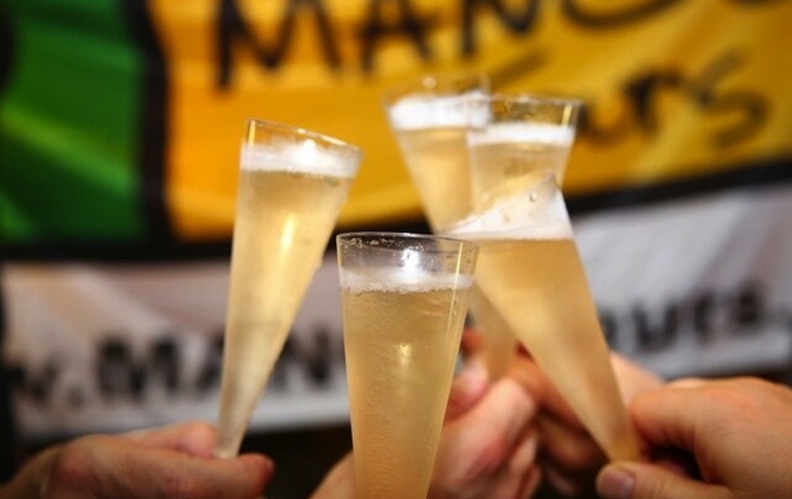 Mango Tours Silvester Party gemeinsam anstoßen