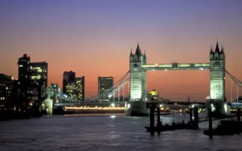 silvesterreise-london-tower-bridge-daemmerung-themse