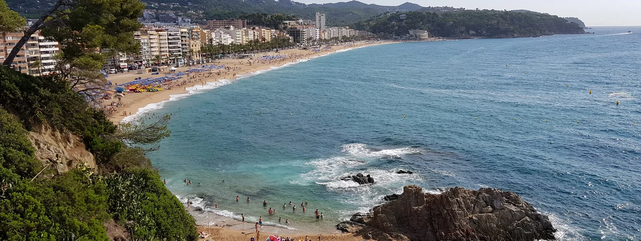 sommer-party-urlaub-reise-lloret-de-mar-strand-meer-felsen-bucht