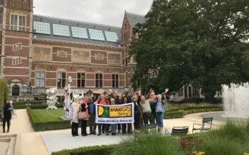 staedtereise-amsterdam-ausflg-rundgang goldenes-zeitalter-gruppenfoto-mango schild-