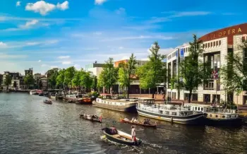 staedtereise-amsterdam-gracht-boote-oper