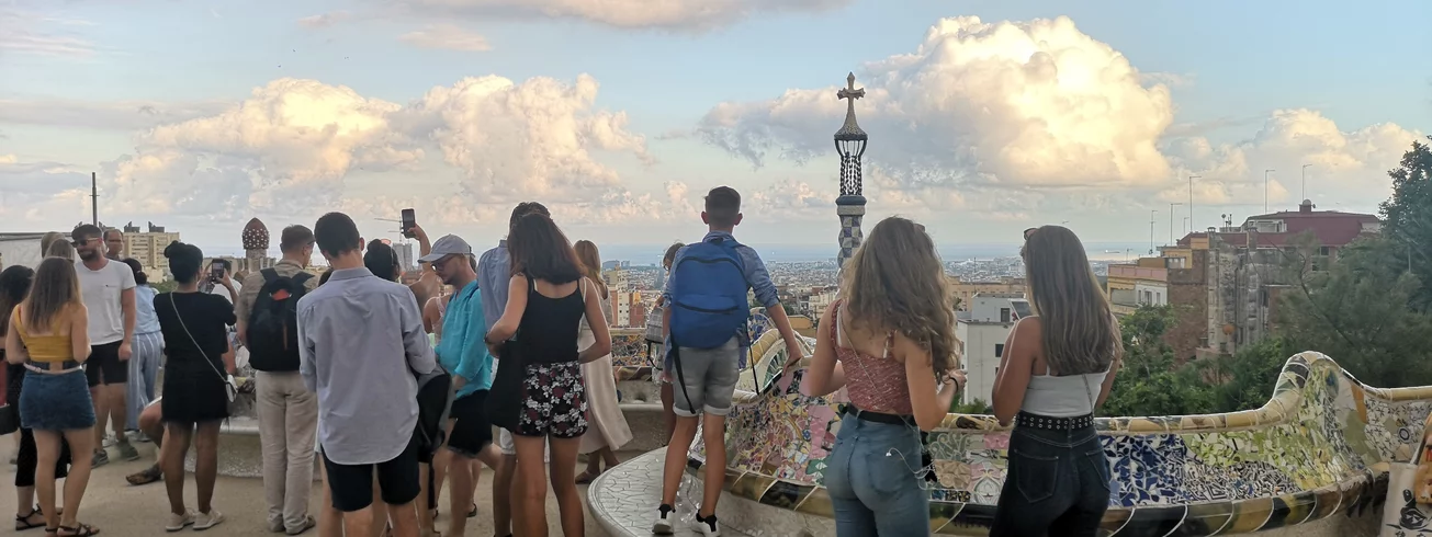 staedtereise-barcelona-ausflug-park-güell-gruppe-plattform