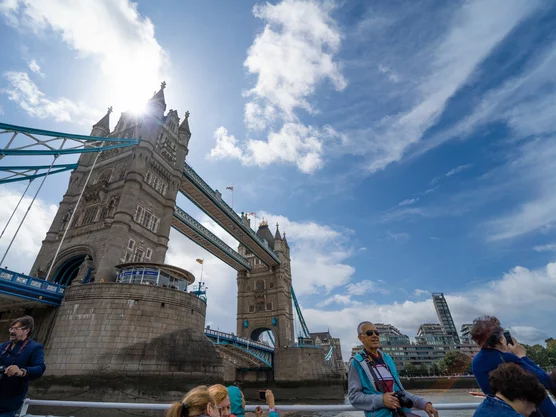 staedtereise-england-london-ausflug-bootstour-tower-bridge-boot