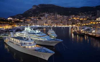 staedtereise-frankreich-eventreise-silvester-silvesterreise-monaco-yacht-hafen-beleuchtet