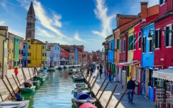 staedtereise-italien-venedig-ausfluege-inseltour-burano-bunte-haeuser-murano