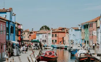 staedtereise-italien-venedig-ausfluege-inseltour-burano-kanal-haeuser-boote-shopping