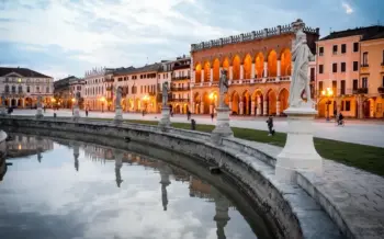 staedtereise-italien-venedig-ausfluege-padua-abends-beleuchtet